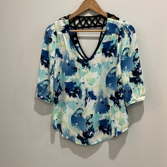 IZ Byer Peekaboo Back Lattice Blue Abstract V-neck Top Watercolor Sz S Office - Picture 6 of 9